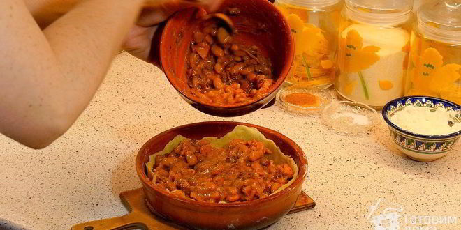 Рецепт пирог с сосисками, беконом и фасолью