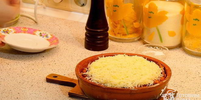 Рецепт пирог с сосисками, беконом и фасолью