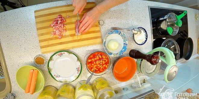 Рецепт пирог с сосисками, беконом и фасолью