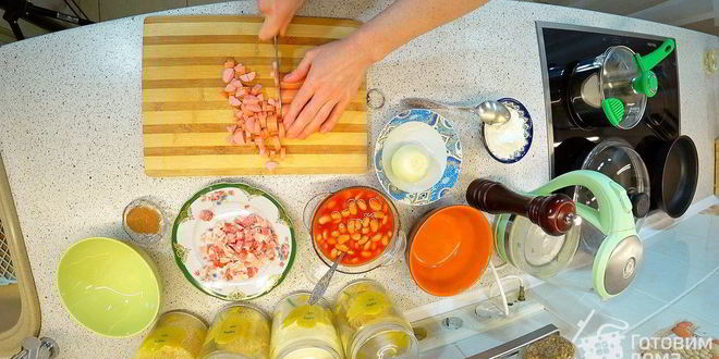 Рецепт пирог с сосисками, беконом и фасолью