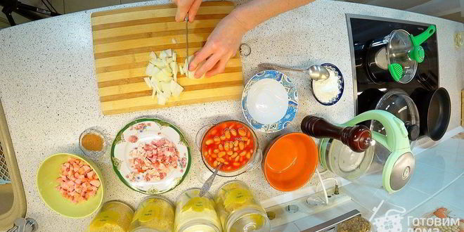 Рецепт пирог с сосисками, беконом и фасолью