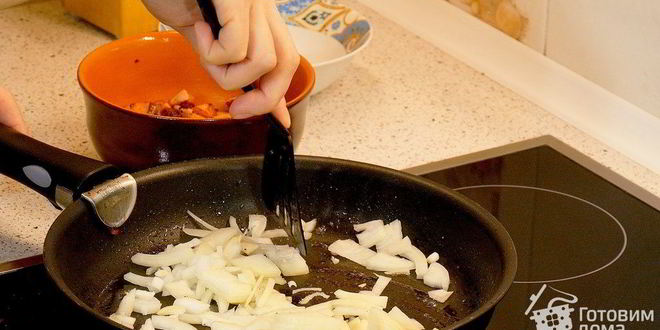 Рецепт пирог с сосисками, беконом и фасолью