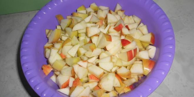 Рецепт пирог с томлеными яблоками и вяленой вишней