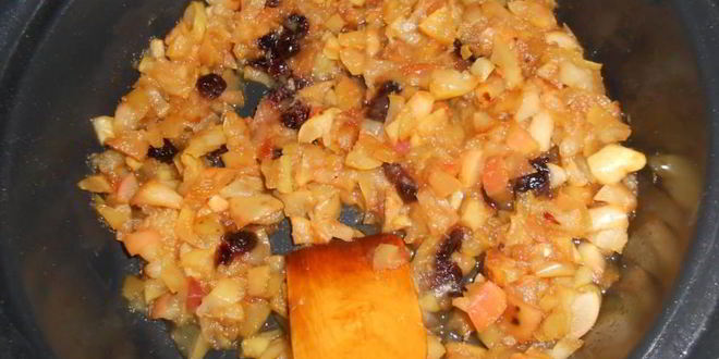 Рецепт пирог с томлеными яблоками и вяленой вишней