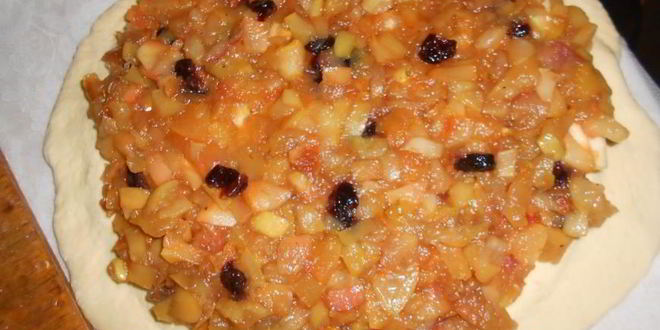 Рецепт пирог с томлеными яблоками и вяленой вишней