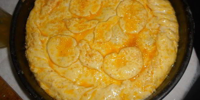 Рецепт пирог с томлеными яблоками и вяленой вишней