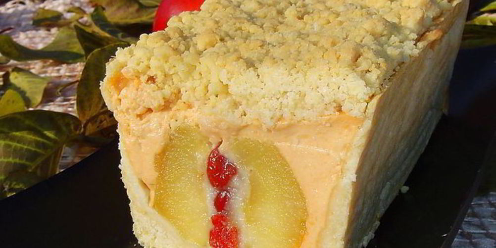 Как приготовить пирог с яблоками, фаршированными марципаном и вялеными вишнями