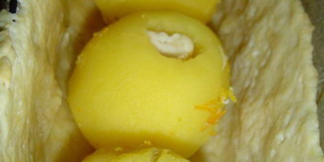 Рецепт пирог с яблоками, фаршированными марципаном и вялеными вишнями