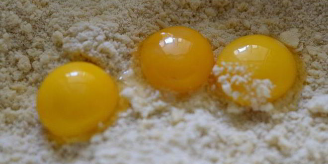 Рецепт тертый ванильный пирог-безе с ягодой малиной