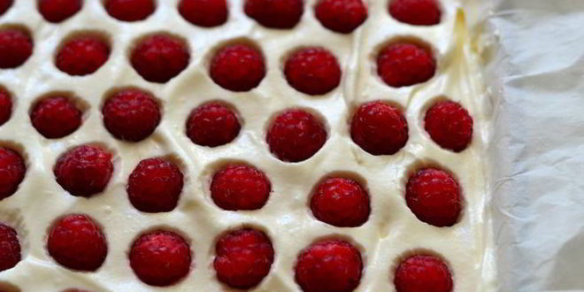 Рецепт тертый ванильный пирог-безе с ягодой малиной