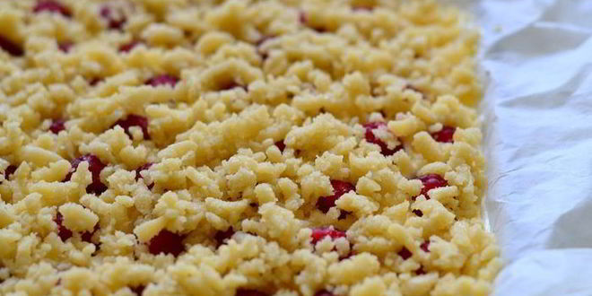 Рецепт тертый ванильный пирог-безе с ягодой малиной