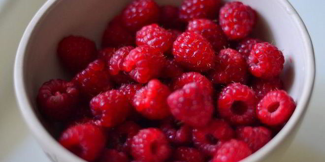 Рецепт тертый ванильный пирог-безе с ягодой малиной