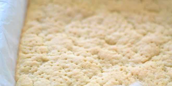 Рецепт тертый ванильный пирог-безе с ягодой малиной