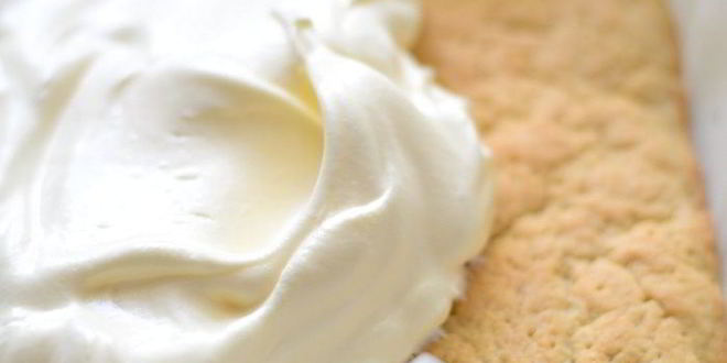 Рецепт тертый ванильный пирог-безе с ягодой малиной