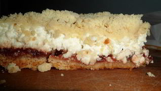 Рецепт Творожный пирог с вареньем и черносливом