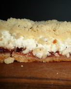 Творожный пирог с вареньем и черносливом