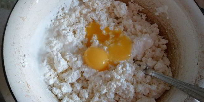 Рецепт творожный пирог с вареньем и черносливом