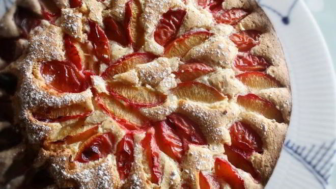 Рецепт Заливной пирог со сливами на кефире