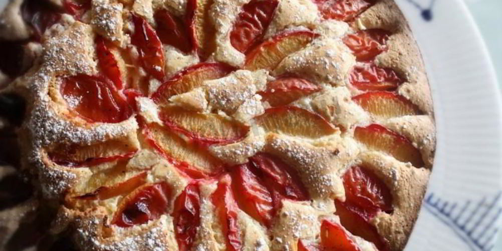 Как приготовить заливной пирог со сливами на кефире