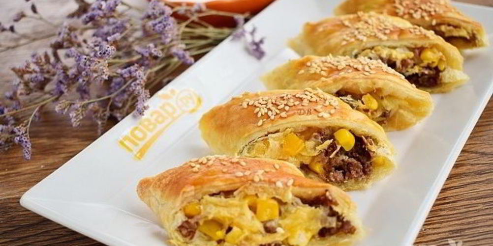Как приготовить быстрые пирожки с фаршем, сыром и кукурузой
