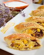 Быстрые пирожки с фаршем, сыром и кукурузой