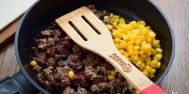 Рецепт быстрые пирожки с фаршем, сыром и кукурузой