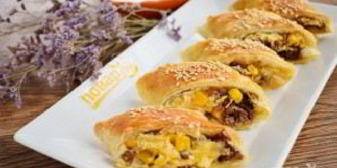 Рецепт быстрые пирожки с фаршем, сыром и кукурузой