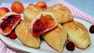 Рецепт Дрожжевые пирожки с абрикосами и малиной