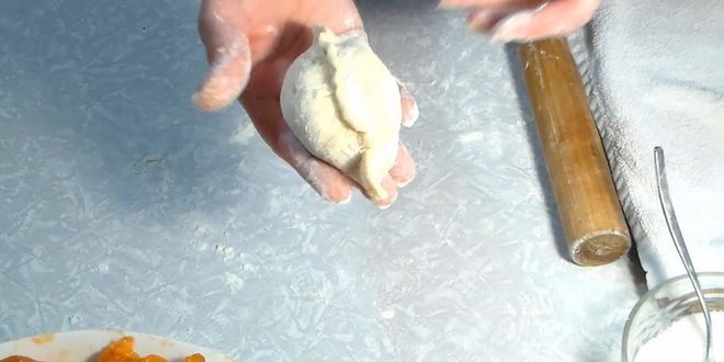 Рецепт дрожжевые пирожки с абрикосами и малиной