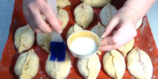 Рецепт дрожжевые пирожки с абрикосами и малиной