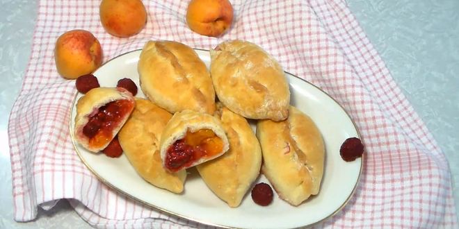 Рецепт дрожжевые пирожки с абрикосами и малиной