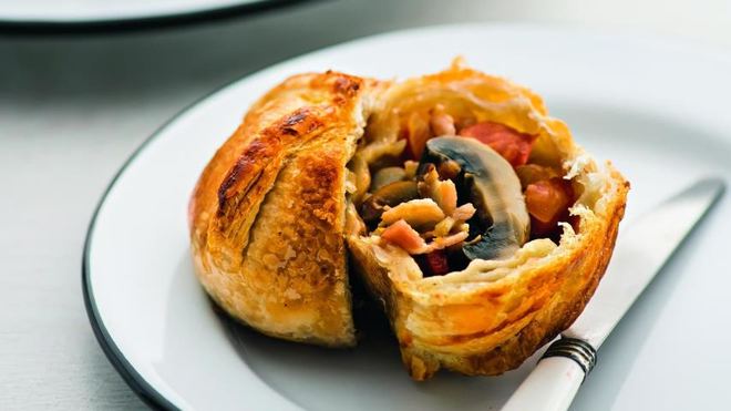 Рецепт Грибы-пирожки, шампиньоны в слоеном тесте