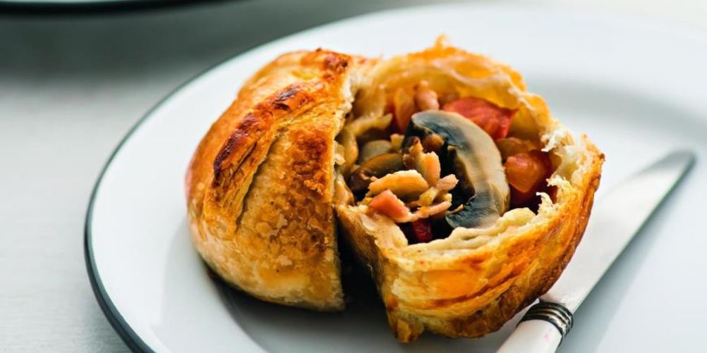 Как приготовить грибы-пирожки, шампиньоны в слоеном тесте