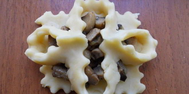 Рецепт хрустящие открытые пирожки-цветочки с грибами