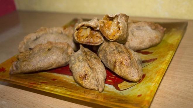 Рецепт Пирожки из ржаной муки с капустой в духовке