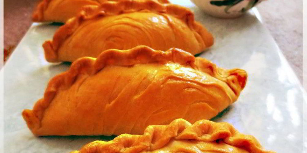 Как приготовить пирожки из слоеного теста с творожной начинкой