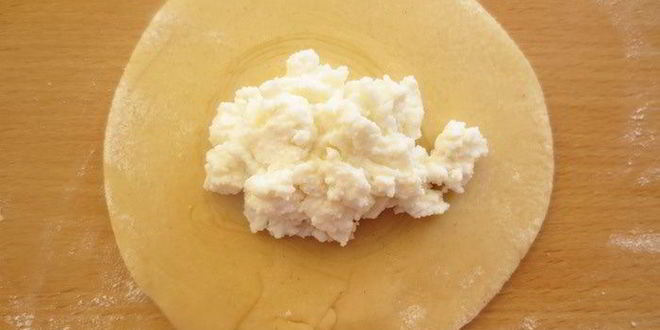 Рецепт пирожки из слоеного теста с творожной начинкой