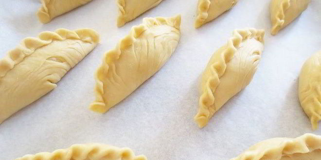 Рецепт пирожки из слоеного теста с творожной начинкой