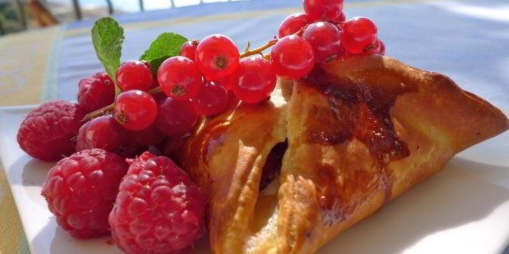 Как приготовить пирожки с малиной в духовке