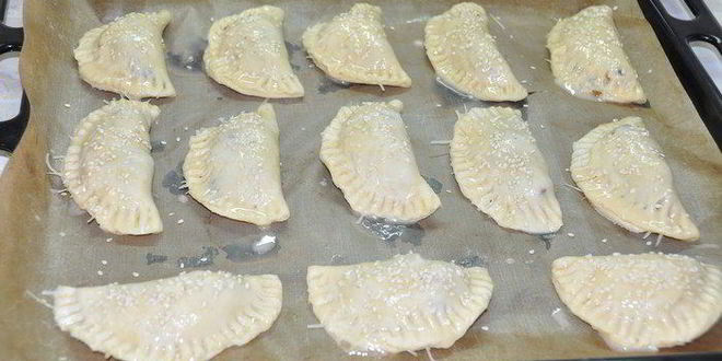 Рецепт пирожки с начинкой, тушенной в пиве и сыром