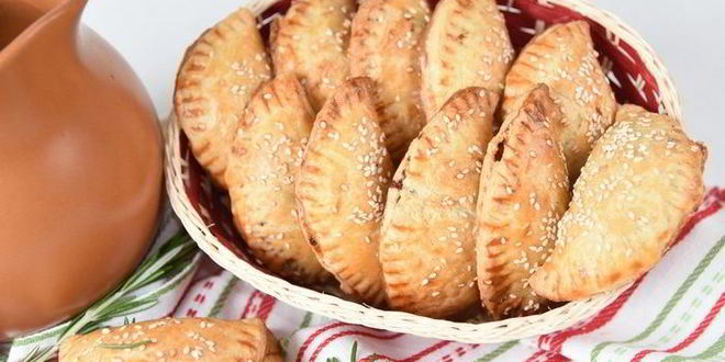 Рецепт пирожки с начинкой, тушенной в пиве и сыром