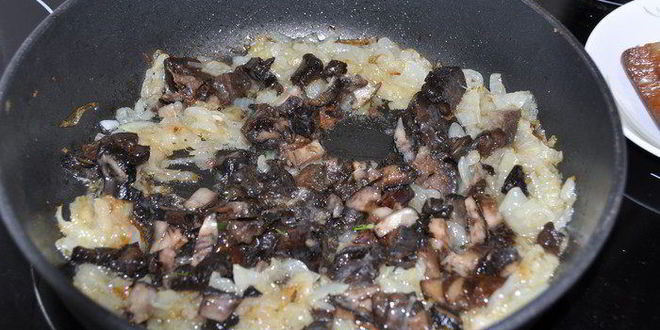 Рецепт пирожки с начинкой, тушенной в пиве и сыром