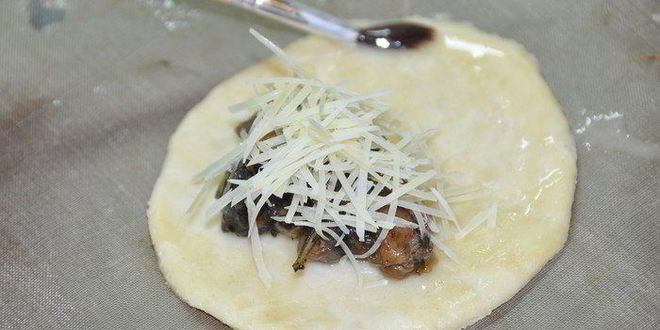 Рецепт пирожки с начинкой, тушенной в пиве и сыром