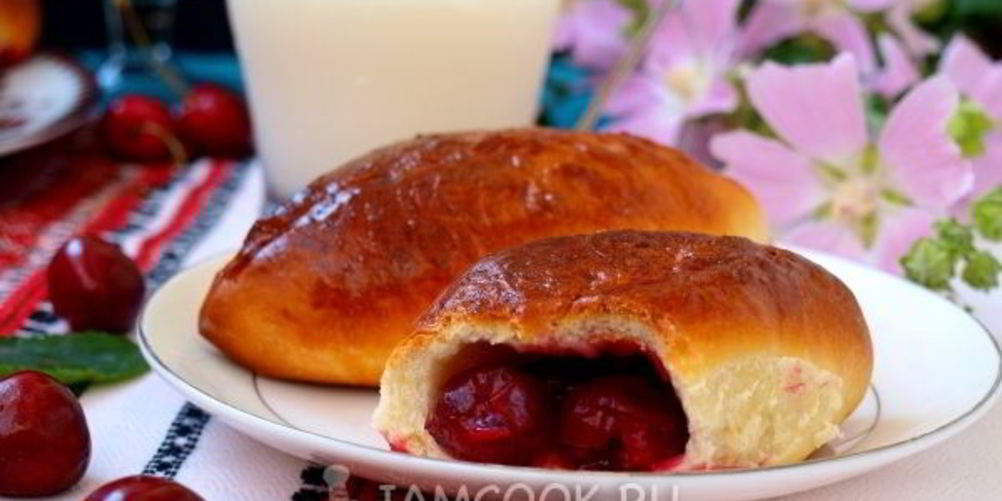 Как приготовить пирожки с вишней в духовке