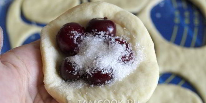 Рецепт пирожки с вишней в духовке