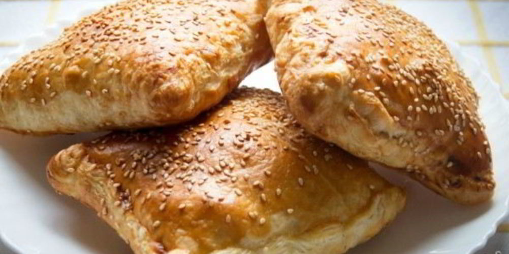 Как приготовить слоеные пирожки с курицей