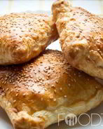 Слоеные пирожки с курицей