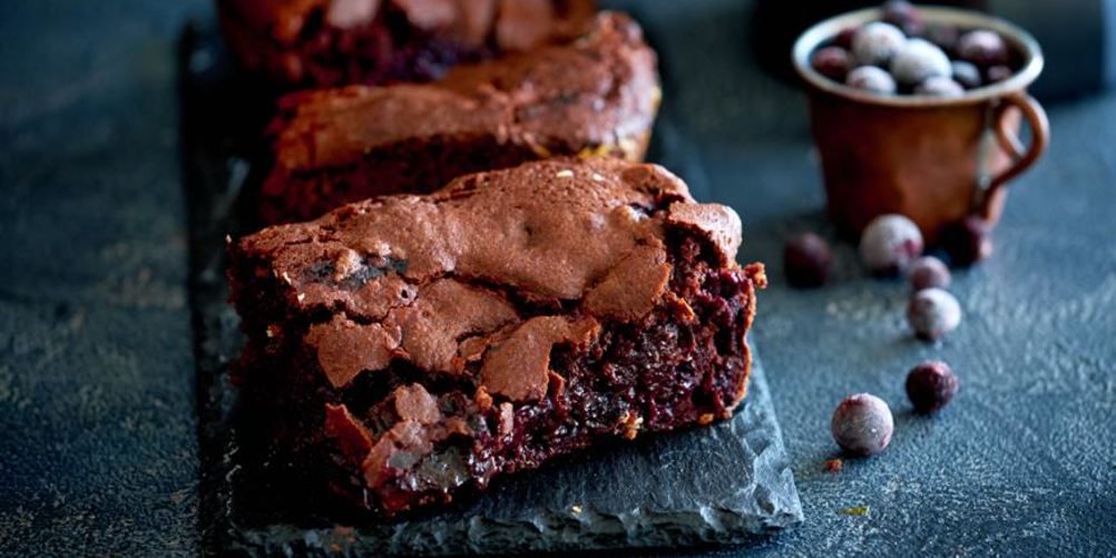 Как приготовить брауни с черным шоколадом и черной смородиной
