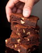 Брауни с фундуком и имбирным маслом