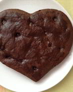 Брауни с горьким шоколадом и вишней